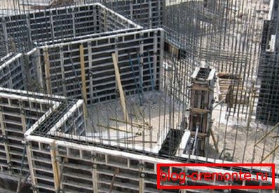 A fotókészítésben a falak monolit betonozásához. A fotókészítésben a falak monolit betonozásához.