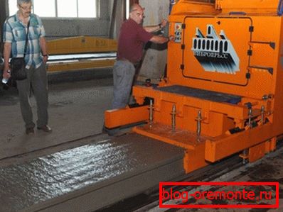 A fotó - a vibropress használata a tömörítés a beton A fotó - a vibropress használata a tömörítés a beton