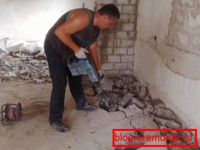 A padló betonból való önfelvételénél A padló betonból való önfelvételénél