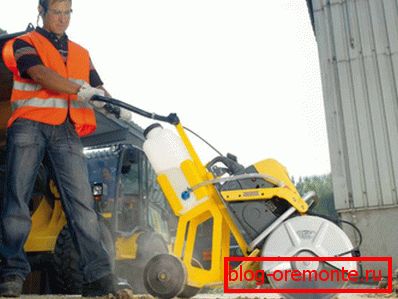 A fotó - járda vágó egy kerekes platformon A fotó - járda vágó egy kerekes platformon