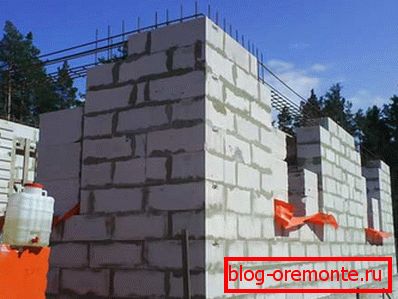 A képen - a teherhordó falak építése egy konkrét alapra A képen - a teherhordó falak építése egy konkrét alapra
