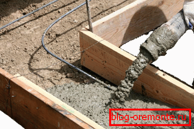 A fotó - öntés beton egy fából készült zsalu megerősített beágyazott A fotó - öntés beton egy fából készült zsalu megerősített beágyazott