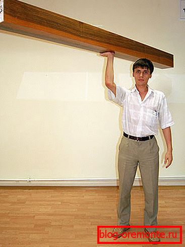 A képen - az anyag kis súlyának bemutatásával. A képen - az anyag kis súlyának bemutatásával.