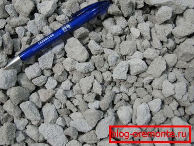A fénykébresztett beton morzsában építési munkákhoz A fénykébresztett beton morzsában építési munkákhoz