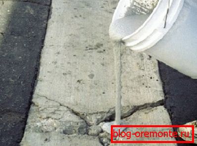 A fotó - cement - mész keverékben a beton repedésének lezárására A fotó - cement - mész keverékben a beton repedésének lezárására