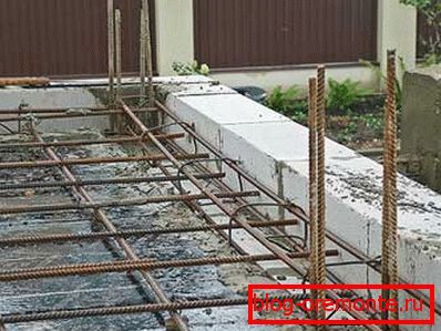 A betonpadlók öntésére szolgáló fotóerősítő szerkezetben A betonpadlók öntésére szolgáló fotóerősítő szerkezetben