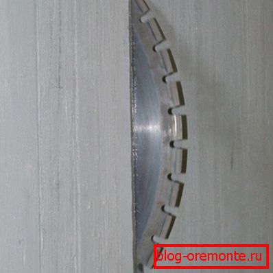 A kép a beton vágási folyamatát mutatja. A kép a beton vágási folyamatát mutatja.