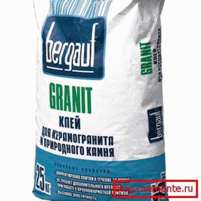 A képen porcelán száraz ragasztó keveréket mutat. A képen porcelán száraz ragasztó keveréket mutat.