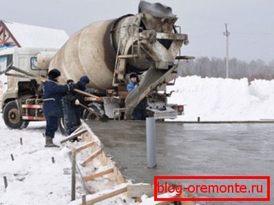 A képen látható a monolit bázis öntése télen. A képen látható a monolit bázis öntése télen.