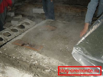 A képen gőz látható a beton melegítésénél és szárításánál A képen gőz látható a beton melegítésénél és szárításánál