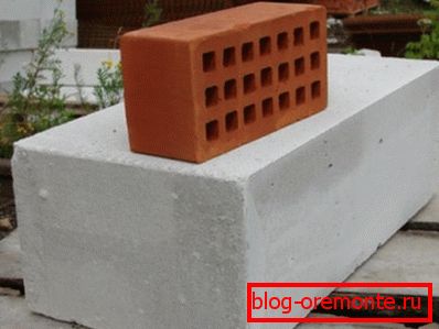 A képen látható a különbség a közönséges tégla és a levegőztetett beton blokk között.
