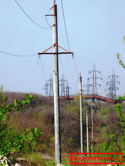 A kép 35 KV-os vasbeton támaszt, sziklás talajba épített A kép 35 KV-os vasbeton támaszt, sziklás talajba épített