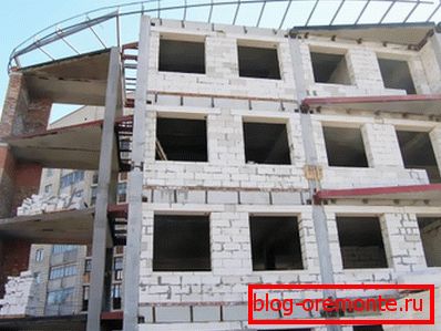 A homokos betonblokkok csapágyfala magas épületben A homokos betonblokkok csapágyfala magas épületben