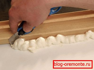 Távolítsa el a maradék habot. do-it-yourself ajtó