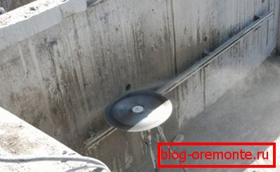 Az egyik lehetőség a kész beton alapozás gyémánt vágására Az egyik lehetőség a kész beton alapozás gyémánt vágására