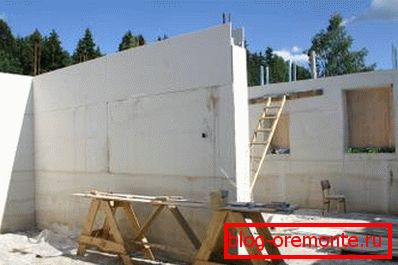 Homogén szerkezet biztosítja a repedések és üregek hiányát a falakon Homogén szerkezet biztosítja a repedések és üregek hiányát a falakon