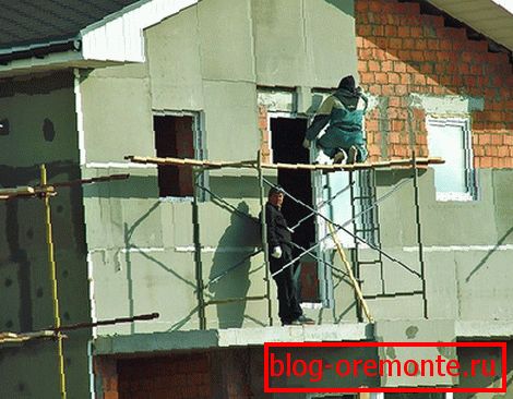 Különös figyelmet kell fordítani az épület sarkaira.