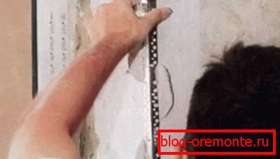 Festési sarkok felszerelése befejeződnek a bejárati ajtó lejtőinél