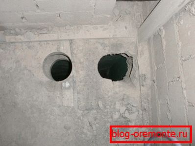 A jobb oldalon lévő lyuk koronával van elkészítve, a bal oldalon - egy gyémánt. A jobb oldalon lévő lyuk koronával van elkészítve, a bal oldalon - egy gyémánt.