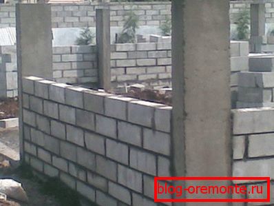 Habrétegek a monolitikus keret oszlopai közötti résekbe Habrétegek a monolitikus keret oszlopai közötti résekbe