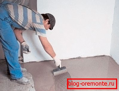 Mielőtt a rétegelt anyagot betonpadlóra helyezi, akkor szintre kell emelni Mielőtt a rétegelt anyagot betonpadlóra helyezi, akkor szintre kell emelni