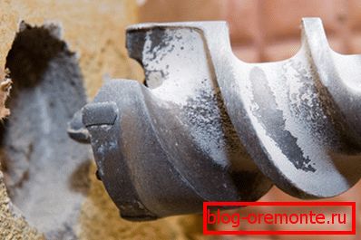 A Pobeditovoe fúró a betonfal szilárdságával ütközik A Pobeditovoe fúró a betonfal szilárdságával ütközik