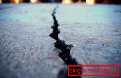 A repedések megjelenése gyakran előfordul, amikor betonnal dolgoznak. A repedések megjelenése gyakran előfordul, amikor betonnal dolgoznak.