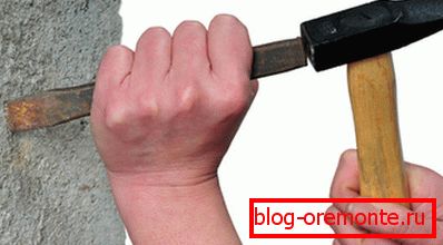 Még egy egyszerű véső és kalapács is használható porózus anyaggal. Még egy egyszerű véső és kalapács is használható porózus anyaggal.