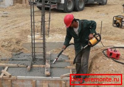 A konkrét vibrátor beton használatának folyamata, amely lehetővé teszi az összes légbuborék eltávolítását egy anyagból és az oldatot a teljes alakra helyezve A konkrét vibrátor beton használatának folyamata, amely lehetővé teszi az összes légbuborék eltávolítását egy anyagból és az oldatot a teljes alakra helyezve