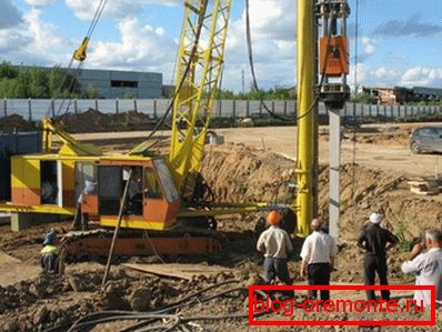 Kalapácsütő munka az alapzat elrendezésén Kalapácsütő munka az alapzat elrendezésén