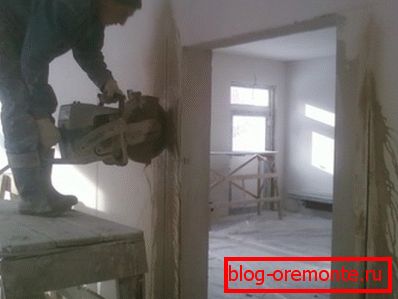 Az ajtó bővítése a betonfalban Az ajtó bővítése a betonfalban