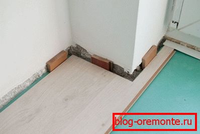 A fal és a táblák közötti távolság