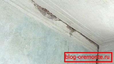 A mennyezet és a fal találkozásánál A mennyezet és a fal találkozásánál