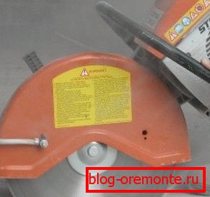 A vasbeton megmunkálása a padló lebontásakor, gyémánt körökkel A vasbeton megmunkálása a padló lebontásakor, gyémánt körökkel