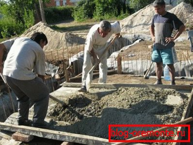 A beton kézi előkészítése sok időt és energiát igényel. A beton kézi előkészítése sok időt és energiát igényel.