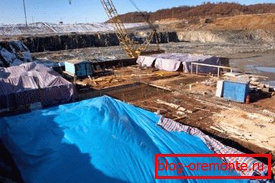 Sátrak egy ipari épületben Sátrak egy ipari épületben