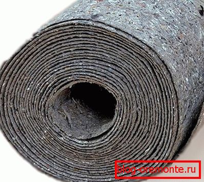 A gyapjú alátámasztása linóleum alatt betonpadlón A gyapjú alátámasztása linóleum alatt betonpadlón