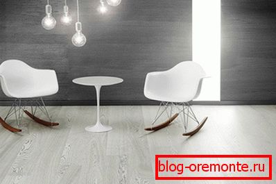 A fehér laminált és szürke falak kombinációja