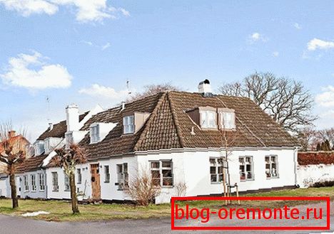 A sötét tető kombinációja fehér homlokzattal