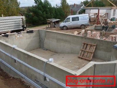Vízálló monolit betonból készült medencetálca építése. Vízálló monolit betonból készült medencetálca építése.