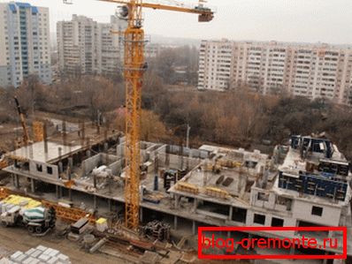 A létesítmény kialakítása betonszerkezetekkel a padlók elkülönítésére A létesítmény kialakítása betonszerkezetekkel a padlók elkülönítésére