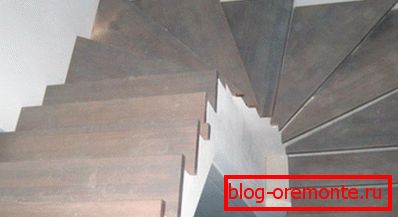 A lépcsők a beton lépcsőjéhez elegánsak és szilárdak, a megfizethető ár ellenére. A lépcsők a beton lépcsőjéhez elegánsak és szilárdak, a megfizethető ár ellenére.