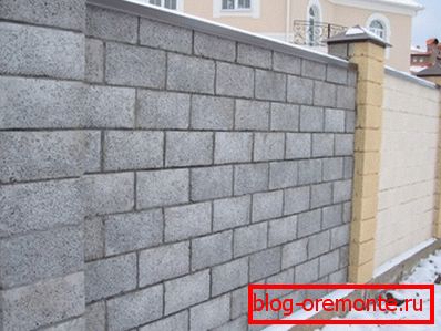 Különleges kerítés az expandált agyagbeton blokkok számára Különleges kerítés az expandált agyagbeton blokkok számára