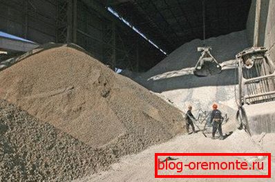 A betonoldatok előkészítésére szolgáló nyersanyagokat speciális tárolóhelyeken készítik el és tárolják. A betonoldatok előkészítésére szolgáló nyersanyagokat speciális tárolóhelyeken készítik el és tárolják.