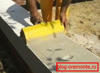A betonblokkok betonozásának technológiája a ragasztóanyagon - a felületen alkalmazott megoldást alkalmazva A betonblokkok betonozásának technológiája a ragasztóanyagon - a felületen alkalmazott megoldást alkalmazva