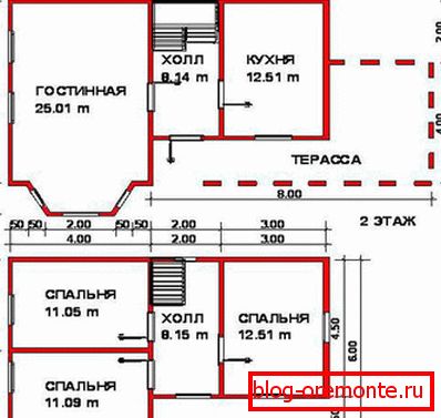 Egy kis, kétemeletes ház jellegzetes kialakítása, terasszal az első szinten Egy kis, kétemeletes ház jellegzetes kialakítása, terasszal az első szinten