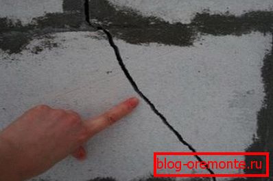 A talajmozgások következtében repedt levegőztetett betonban A talajmozgások következtében repedt levegőztetett betonban