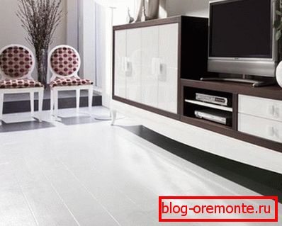 Fehér laminált belső térben Fehér laminált belső térben