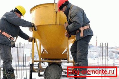 A beton keményítése a komponensek kémiai kölcsönhatása miatt következik be. A beton keményítése a komponensek kémiai kölcsönhatása miatt következik be.