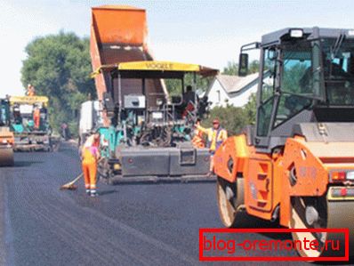 Asphalt felhelyezése az alapra Asphalt felhelyezése az alapra
